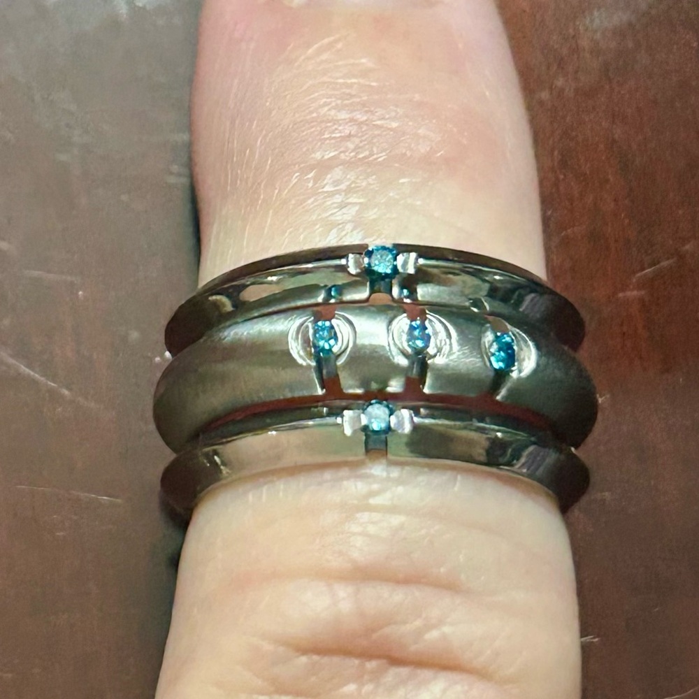 Beautiful and unique set of 3 stackable rings. Stainless steel and sapphires